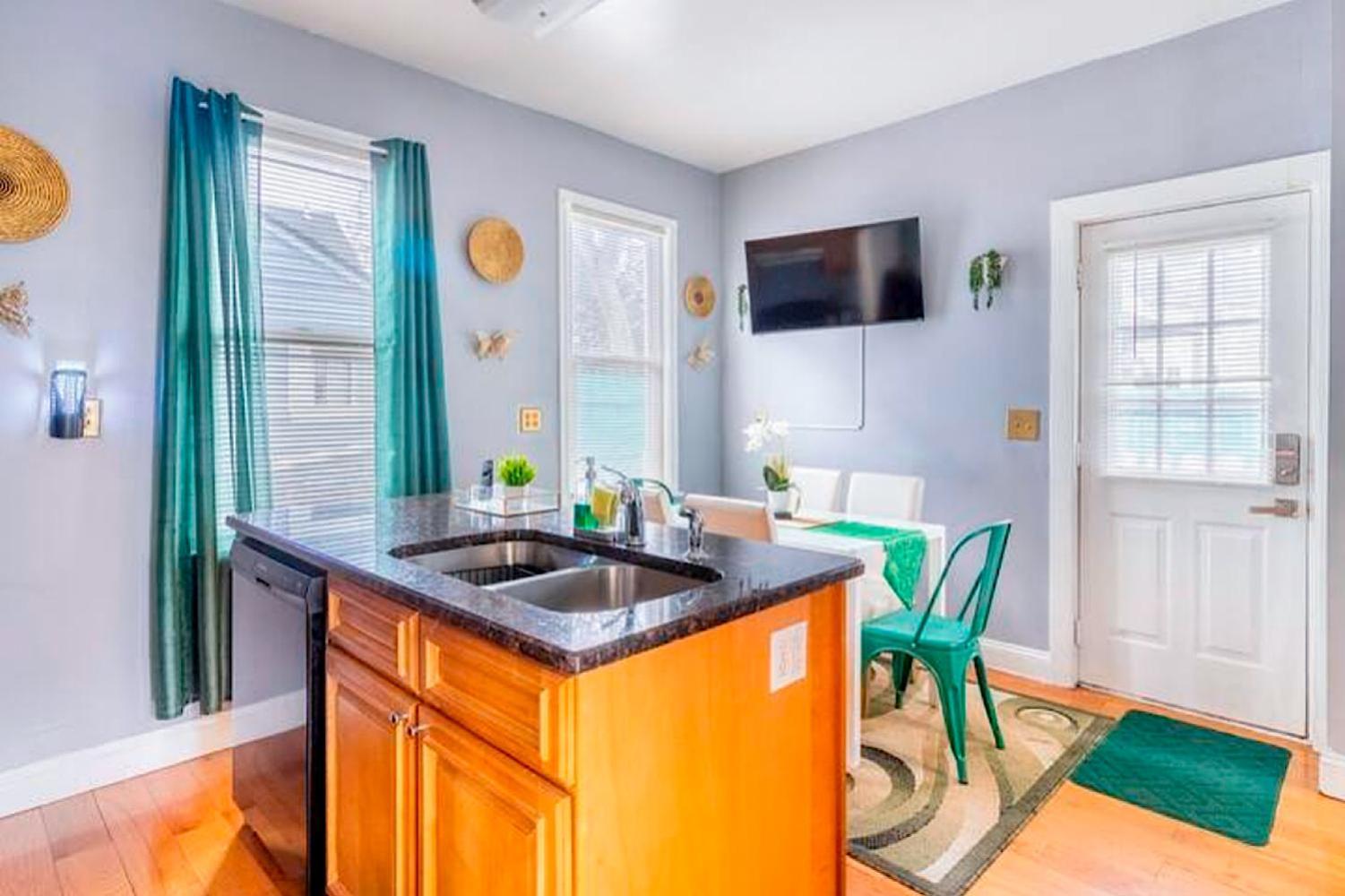 The Tremont Emerald - By Christmas Story House - Historic Charm & Modern Comfort Near Downtown With Parking, 300Mb Wifi & Self Check-In Cleveland Exterior foto
